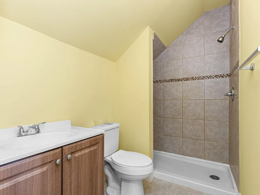 Aménager une petite salle de bain de 4 m2 : plans, astuces gain de place et shopping list